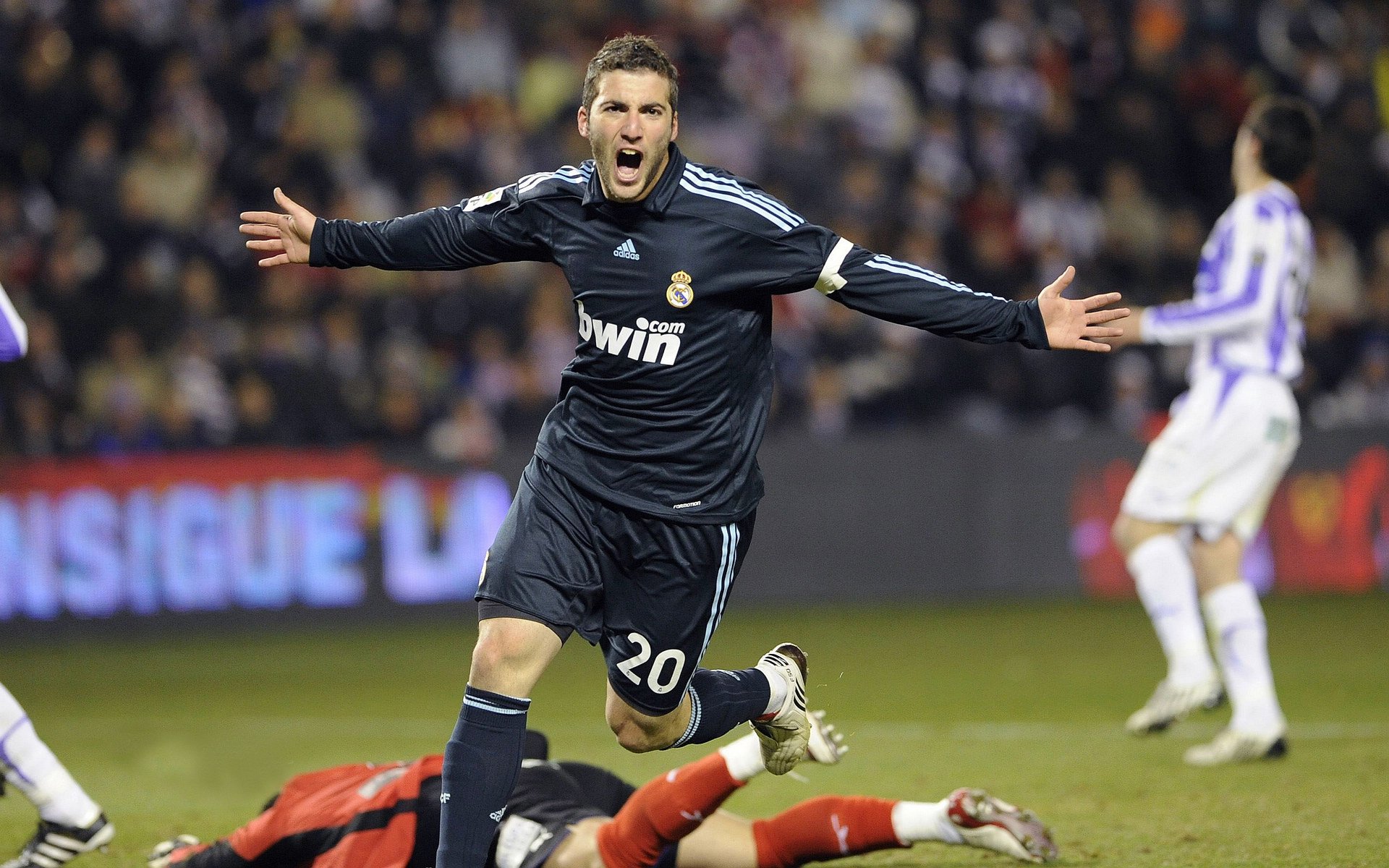 当罗马军团碾压波兰防线,苏亚雷斯式激情点燃绿茵赛场